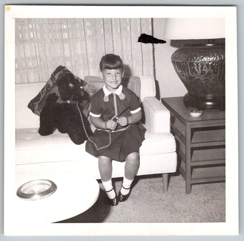 Vtg snapshot cute girl - b&w,